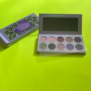 Beautiful eyeshadow palette by Ace beaute